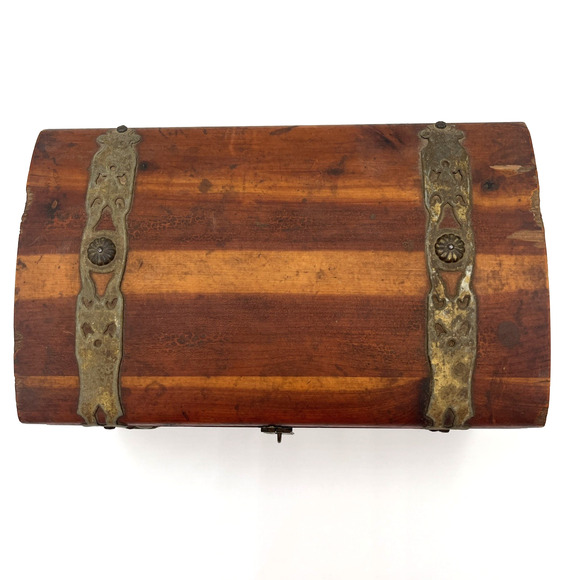 Peterson Brothers MPRS 165-171 N. Elizabeth Chicago, IL-Wooden Cedar Chest - Picture 2 of 16